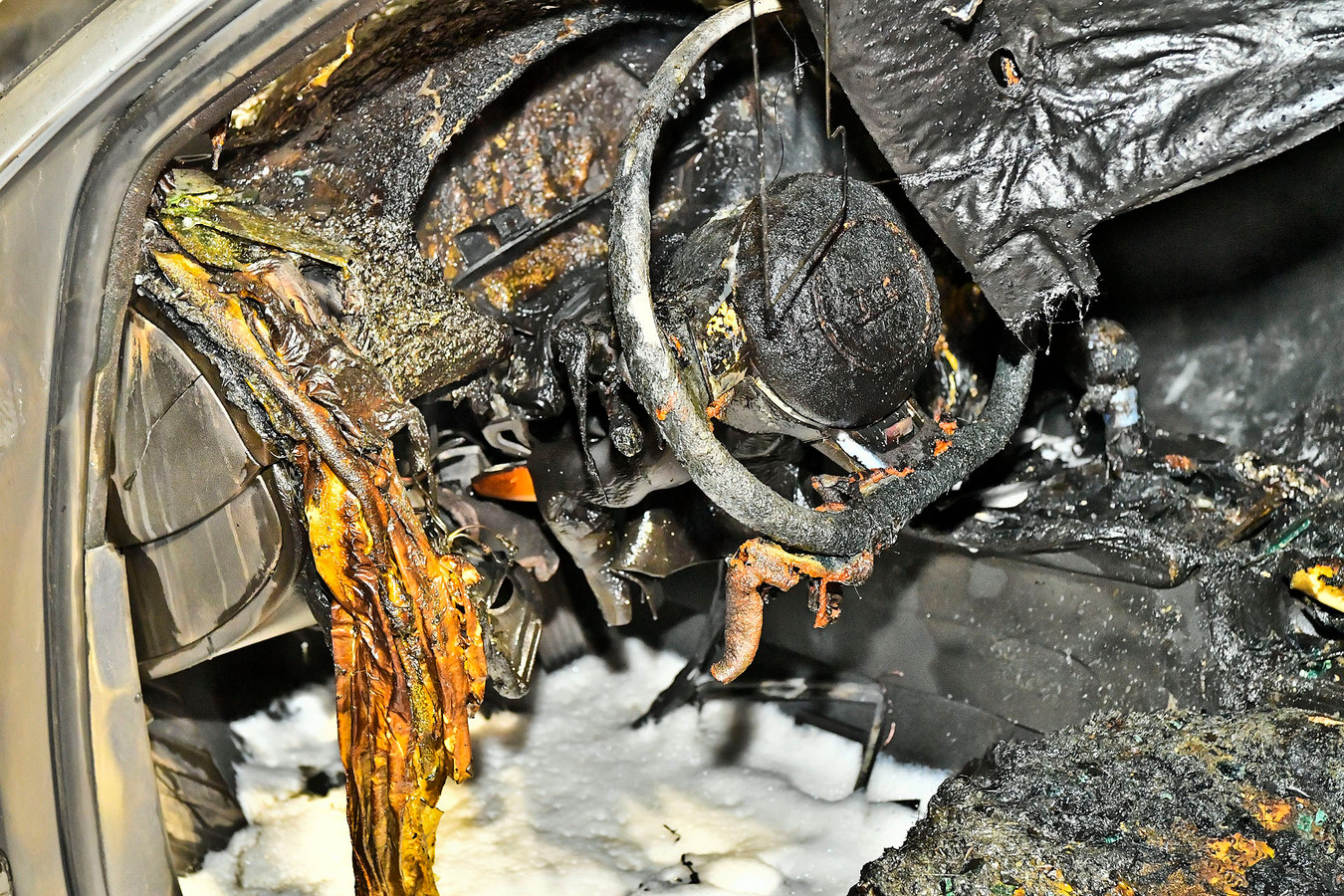 Het interieur van de auto na de brand.