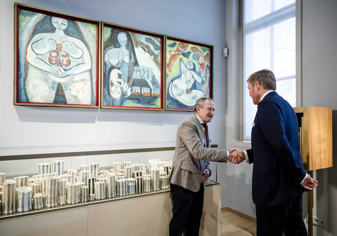 Koning Willem-Alexander krijgt een rondleiding tijdens de openingsbijeenkomst van het Nationaal Holocaust Museum.  Het museum gaat in op de geschiedenis van de jodenvervolging in Nederland.