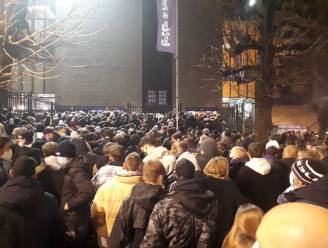 Chaotische taferelen aan stadion van Anderlecht: honderden fans kunnen zonder CST-controle naar binnen