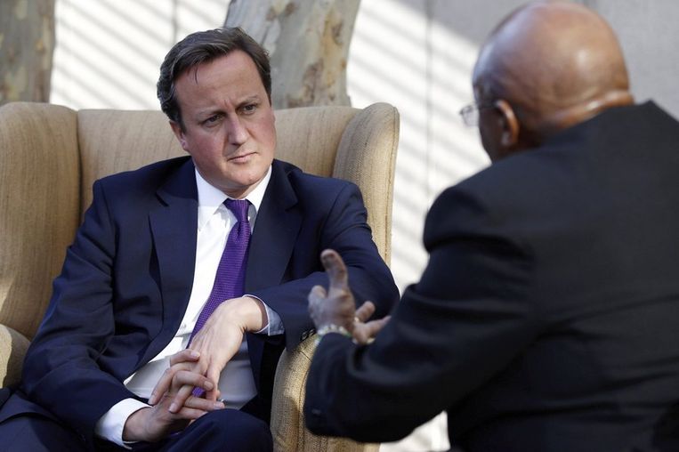 De Britse premier Cameron is op bezoek in Zuid-Afrika. Hij komt dinsdag terug voor een spoedzitting in het Britse parlement. Beeld reuters
