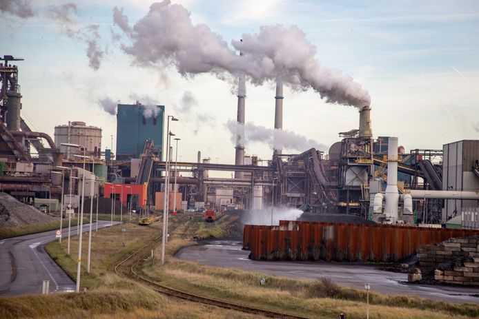 Ook staalfabriek Tata Steel Europa in IJmuiden moet ook minder C)2 gaan uitstoten.