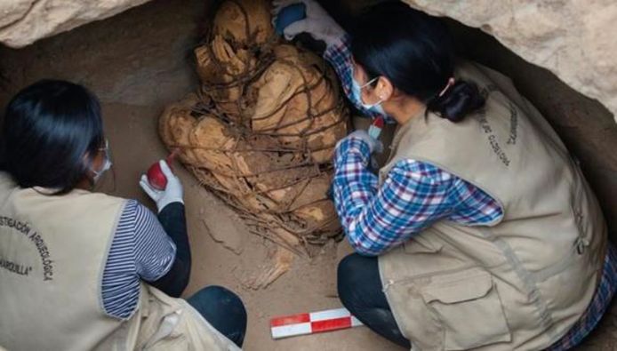 De mummie was volledig vastgebonden met touwen. De handen bedekken het gezicht.