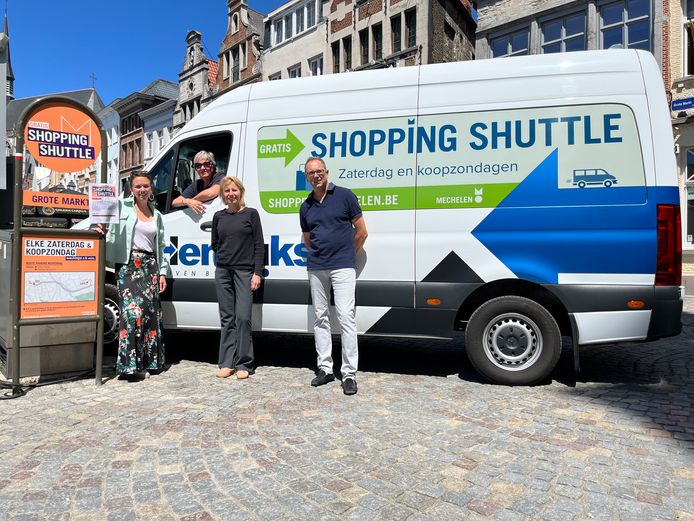 De Shopping Shuttle op de Grote Markt, met schepenen Vicky Vanmarcke en Greet Geypen en voorzitter van Mechelen MeeMaken Geert Milis.