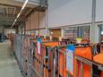 Ophopende brieven en pakketjes bij het postsorteercentrum van PostNL in Den Bosch.