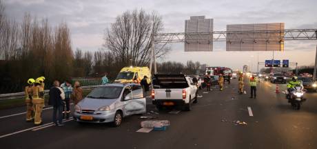 Flinke file op A4 richting Rotterdam door ongeval met meerdere voertuigen, één rijbaan open