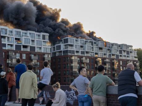 95 woningen voorlopig onbewoonbaar na brand, veel gezinnen met jonge kinderen getroffen