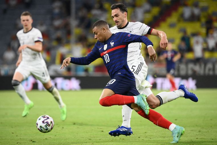 Kylian Mbappé wordt op de huid gezeten door Mats Hummels. Beeld AFP