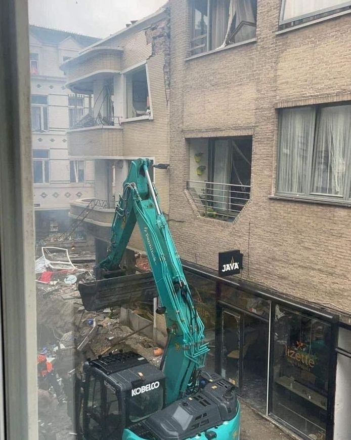 De straat ligt bezaaid met brokstukken.