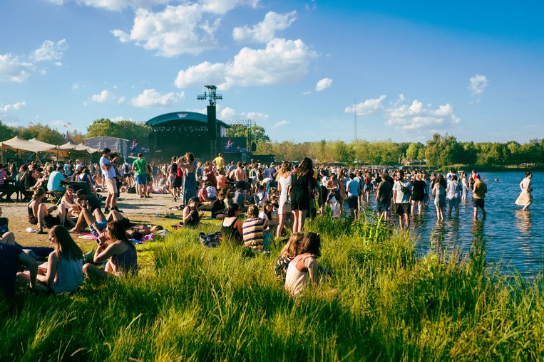 Zon, strand en sfeer. Beeld Damon De Backer