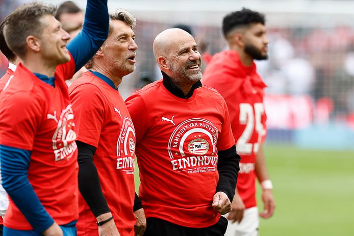 De assistent-coaches Stijn Schaars en Rob Maas en hoofdcoach Peter Bosz vieren feest bij PSV.