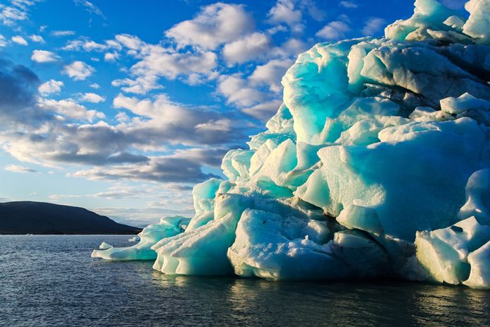 Een ijsberg in een baai voor de archipel Nova Zembla.