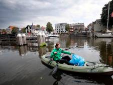 Eerst vuilvissen in de Gorcumse haven en daarna gratis in een kajak de Linge op