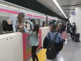 Man verkleed als The Joker valt treinreizigers aan met mes in Tokio, minstens 17 gewonden