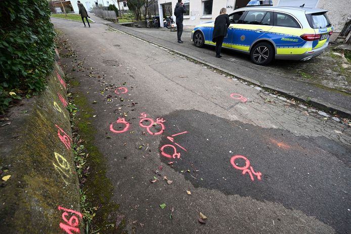 Politiemarkeringen op de plaats waar de twee meisjes vanmorgen werden aangevallen.