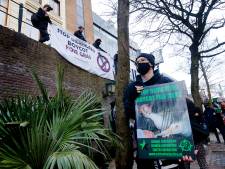 Opnieuw protest tegen foie gras in Utrecht: beelden van vetgemeste ganzen tegen ramen van restaurant