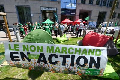 Les syndicats du Non Marchand plantent leurs tentes devant le Cabinet du ministre bruxellois du Budget