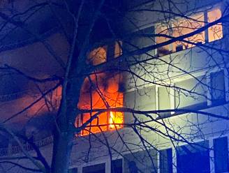 Uitslaande brand vernielt appartement in Floraliënlaan: 25 bewoners geëvacueerd