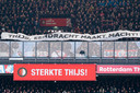Toeschouwers klapten zondag een minuut lang voor de ongeneeslijk zieke Thijs Slegers, de perschef van PSV.