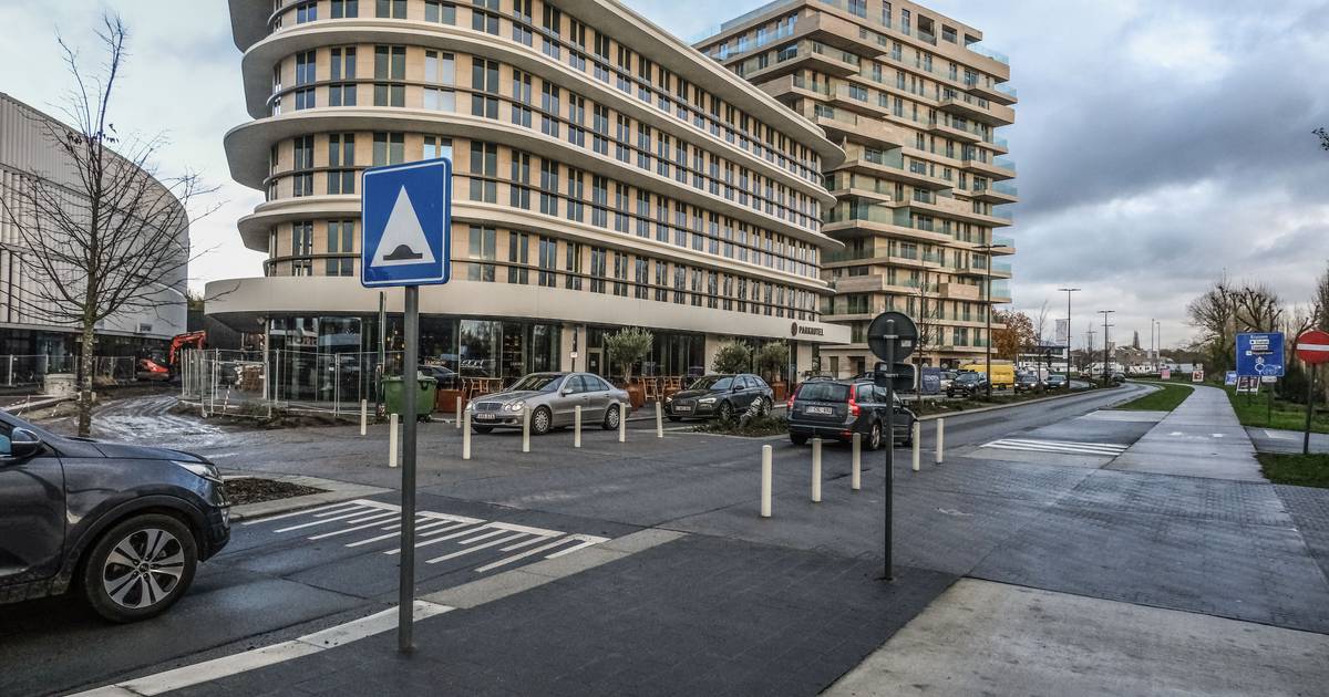 Verkeersplateau aan Parkhotel krijgt zebrapad Waregem hln.be