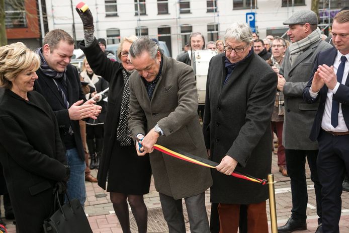 Herzele: Burgemeester Johan Van Tittelboom en schepen Jan Van Damme bij de inhuldiging van het kunstwerk 'House on Basement'.