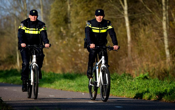 Intuïtie dramatisch schaak Tieners bestelen politieagent in Ommen: 'Jongens, m'n fiets wordt  gestolen!' | Ommen | destentor.nl