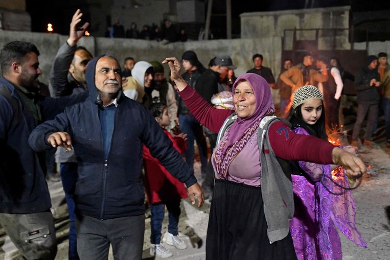 Koerden in de Syrische regio Afrin vieren – uitbundig dansend – ‘Noroez’, een feest ter ere van het nieuwe jaar en de lente.  Beeld AFP