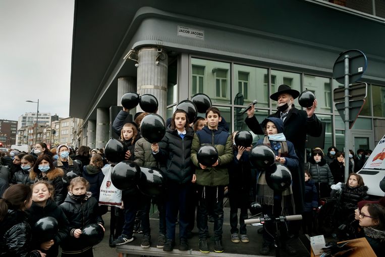 Kinderen blazen ‘de slechte lucht die ze ingeademd hebben’ in zwarte ballonnen.  Beeld Eric de Mildt