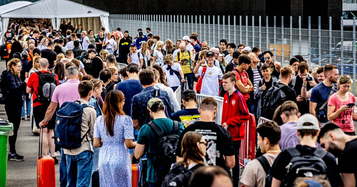 Dopo alcune settimane di calma, i viaggiatori si sono messi di nuovo in fila per ore a Schiphol |  Per viaggiare