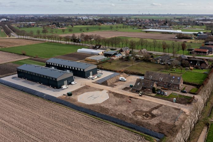 De opslagloodsen die Jarno Goesten liet bouwen aan de voet van de Slijkwellsedijk. Op de voorgrond de plek die als landplaats voor een helikopter is aangeduid met een H.
