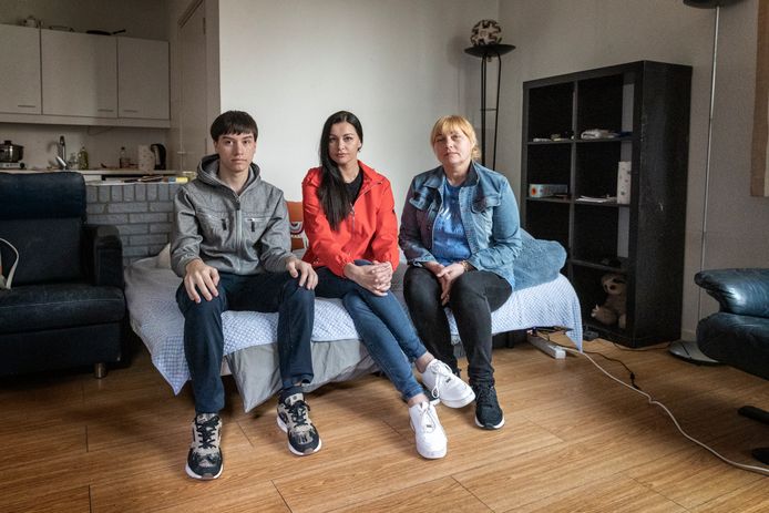 Vlnr: Andrey, Oksana en Natalia Rodak in hun tijdelijke verblijf in Rokkeveen.