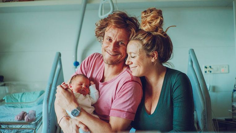 Tim Van Aelst en Sofie Peeters met baby Lola.  Beeld rv