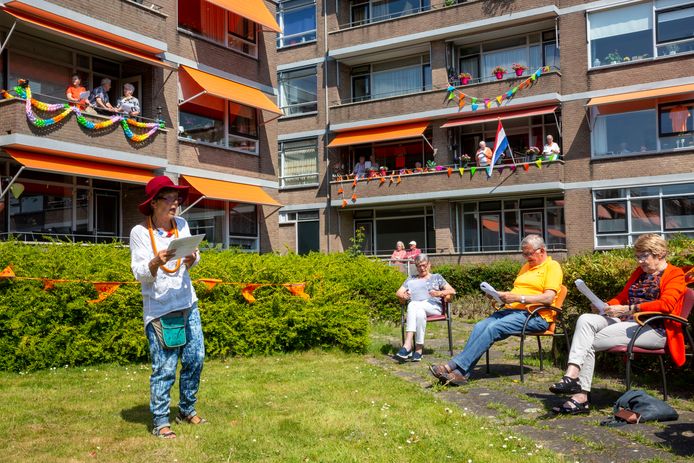 De Vliet organiseerde op Koningsdag een balkon aubade voor zijn bewoners. Seniorenwelzijn gaat tijdens de zomer buitenactiviteiten organiseren voor Maassluise ouderen.