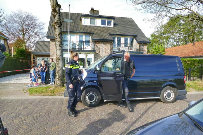 De politie Midden-Nederland zet het onderzoek voort en werkt daarin samen met het Amsterdamse onderzoeksteam