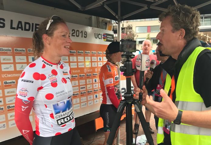 Kirsten Wild wordt ondervraagd door de media na afloop van de tweede etappe van de Boels Ladies Tour.