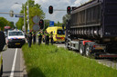 Een vrachtwagen van de gemeente is woensdagmiddag rond 13.00 uur achterop een auto gebotst op de Backer en Ruebweg in Breda.
