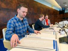 Tellers zakken door hun hoeven door stembiljetten zo groot als landkaarten en hoge opkomst