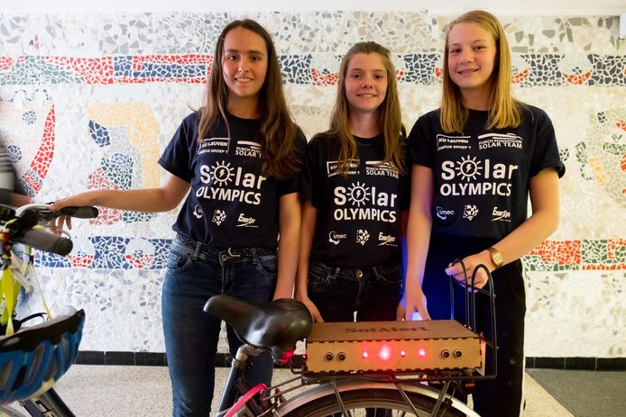 Kato Reynaert, Jente Claes en Eline Angillis bij de uitreiking van 'Het Gat in de Markt' op de Solar Olympics