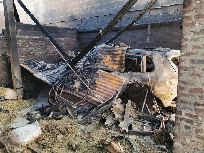De brand bij paardenpensioen De Voerinck in Vlezenbeek vernielde een deel van een loods.