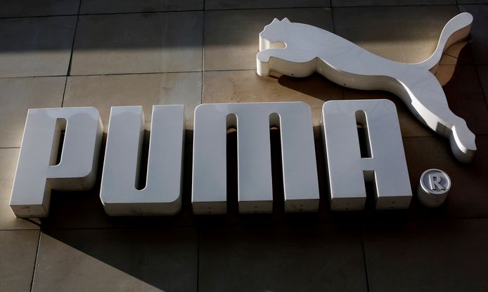 Het logo van Puma aan een winkel van de Duitse producent van sportartikelen.