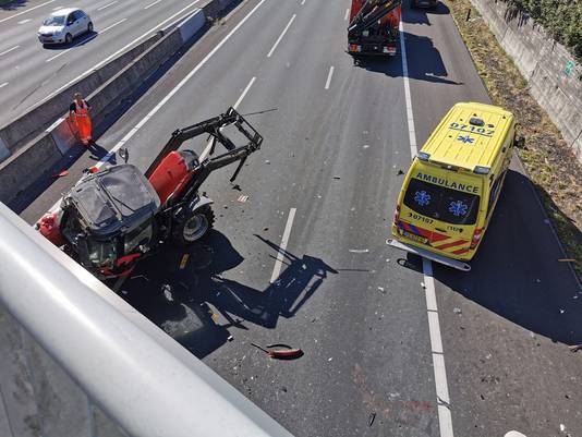 Een foto van het ernstige ongeluk tussen een tractor en een vrachtwagen op de A12.