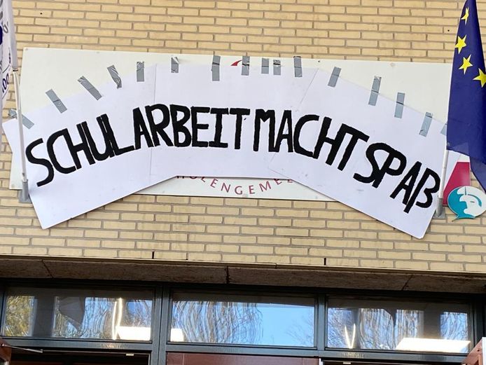 Examenleerlingen van de Nehalennia verwelkomden schoolgenoten vrijdag met de tekst 'Schularbeit macht spaB'.
