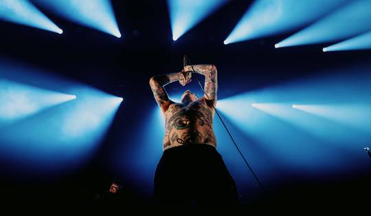 Viagra Boys nog steeds lekker luid en raar met een moshpit én een tribune in Vorst Nationaal ★★★★☆