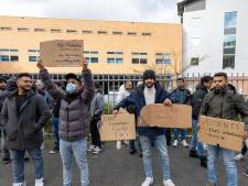 Asielzoekers protesteren bij IND in Zwolle voor betere opvang en snellere procedure