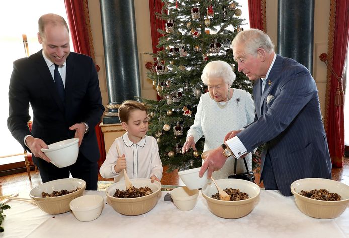 De kleine prins George met zijn voorgangers: Elizabeth, Charles en William.