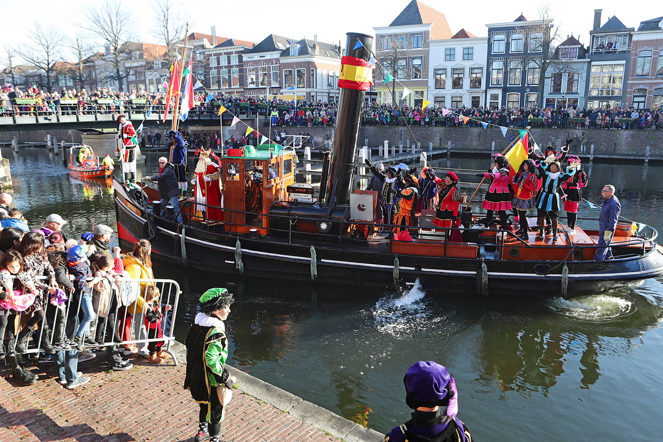 Sinterklaas zet in Gorinchem voet aan wal voor zijn nationale intocht