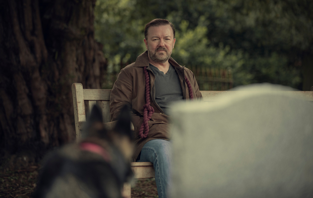 Gervais in ‘After Life’. Beeld Natalie Seery/Netflix