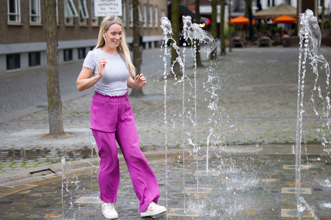 Hélène Hendriks Volgt Vi Trio Op Bij De Oranjezomer Grote Schoenen Maar Ik Doe Het Op Eigen