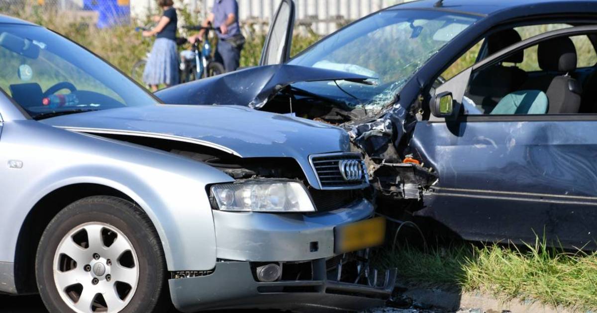 Brandweer redt beknelde bestuurder uit auto na botsing op Buitenhaven in Terneuzen.