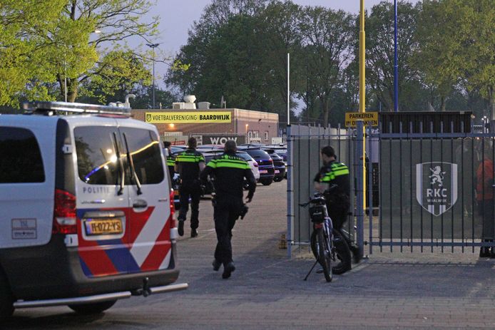 Buiten en binnen het stadion van RKC Waalwijk zijn voetbalsupporters met elkaar op de vuist gegaan.  Een politiemacht van meer dan 40 agenten kwam naar het stadion.