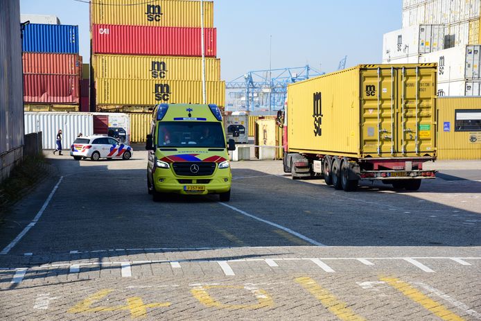 De man zat bekneld tussen een vrachtwagen en een muur op het bedrijventerrein.